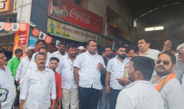 आमदार समाधान आवताडे यांनी पंढरपूर एसटी आगार अचानक दिली भेट .