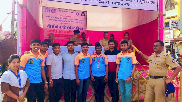 कार्तिकी वारीत स्वेरीच्या विद्यार्थ्यांचा ‘पोलीस मित्र’ या उपक्रमात सहभाग 