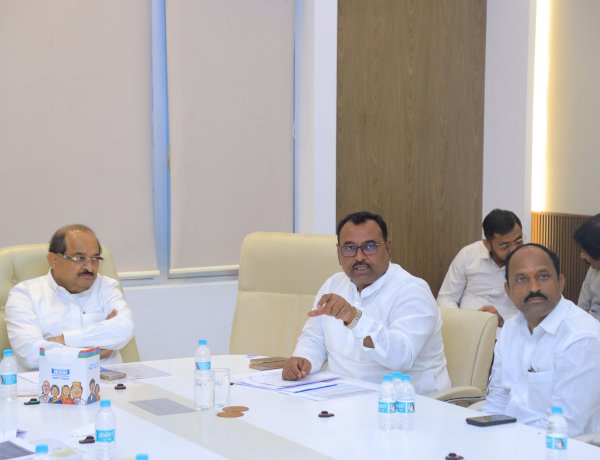 म्हैसाळ योजनेतील मंगळवेढ्यातील लाभ क्षेत्रातील गावांना स्वतंत्र बंदिस्त नलिके द्वारे पाणी देण्यासाठी सर्व्हे करण्याच्या जलसंपदामंत्री राधाकृष्ण विखे पाटील यांच्या सूचना.