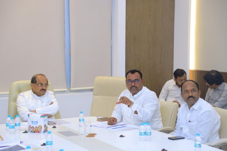 म्हैसाळ योजनेतील मंगळवेढ्यातील लाभ क्षेत्रातील गावांना स्वतंत्र बंदिस्त नलिके द्वारे पाणी देण्यासाठी सर्व्हे करण्याच्या जलसंपदामंत्री राधाकृष्ण विखे पाटील यांच्या सूचना.