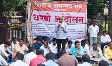 मुबंई मधील शिक्षकांच्या आंदोलनाला स्वेरीच्या डॉ. बी.पी रोंगे सरांची भेट व पाठींबा.