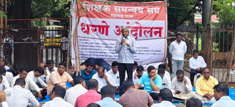 मुबंई मधील शिक्षकांच्या आंदोलनाला स्वेरीच्या डॉ. बी.पी रोंगे सरांची भेट व पाठींबा.